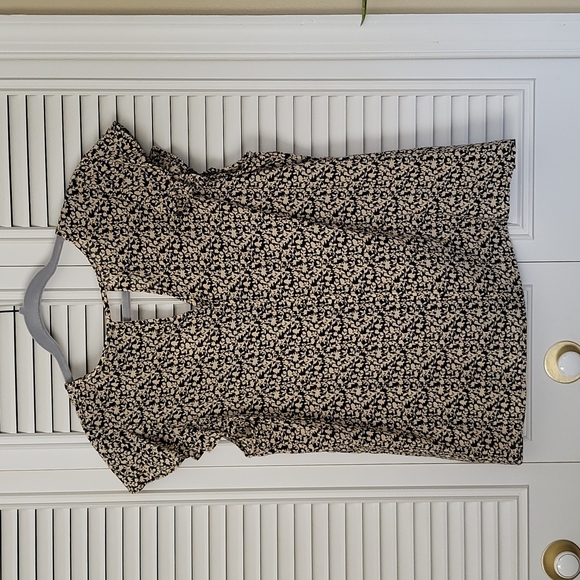 Banana Republic Factory flutter sleeve floral tie-neck blouse - Picture 12 of 16